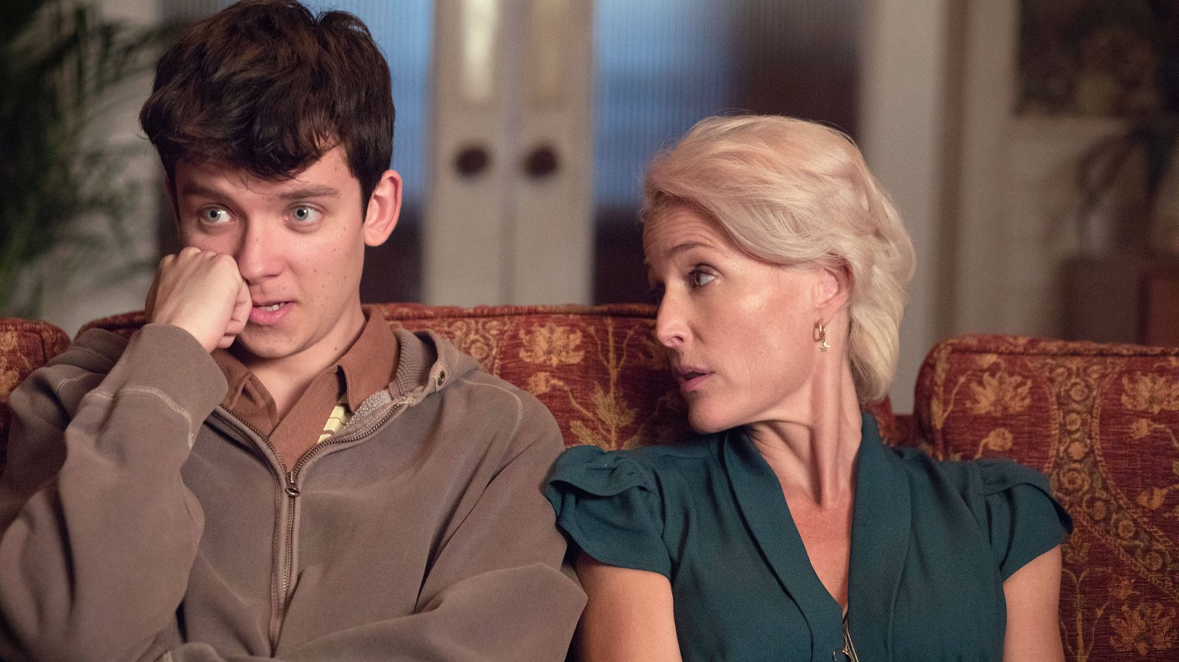Asa Butterfield und Gillian Anderson in der Coming-of-Age-Serie „Sex Education“.