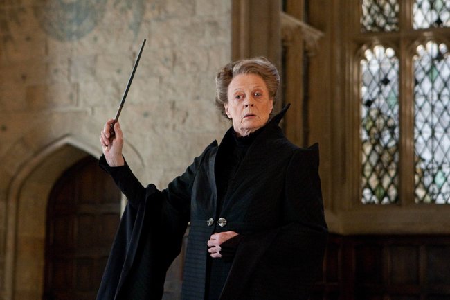 Maggie Smith schwingt als Professor McGonagall den Zauberstab.
