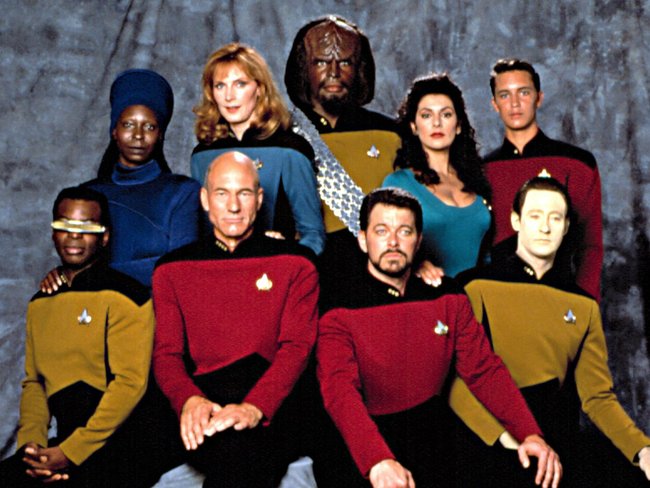 Die Crew der USS Enterprise unter Captain Picard in ihren ersten Uniformen.