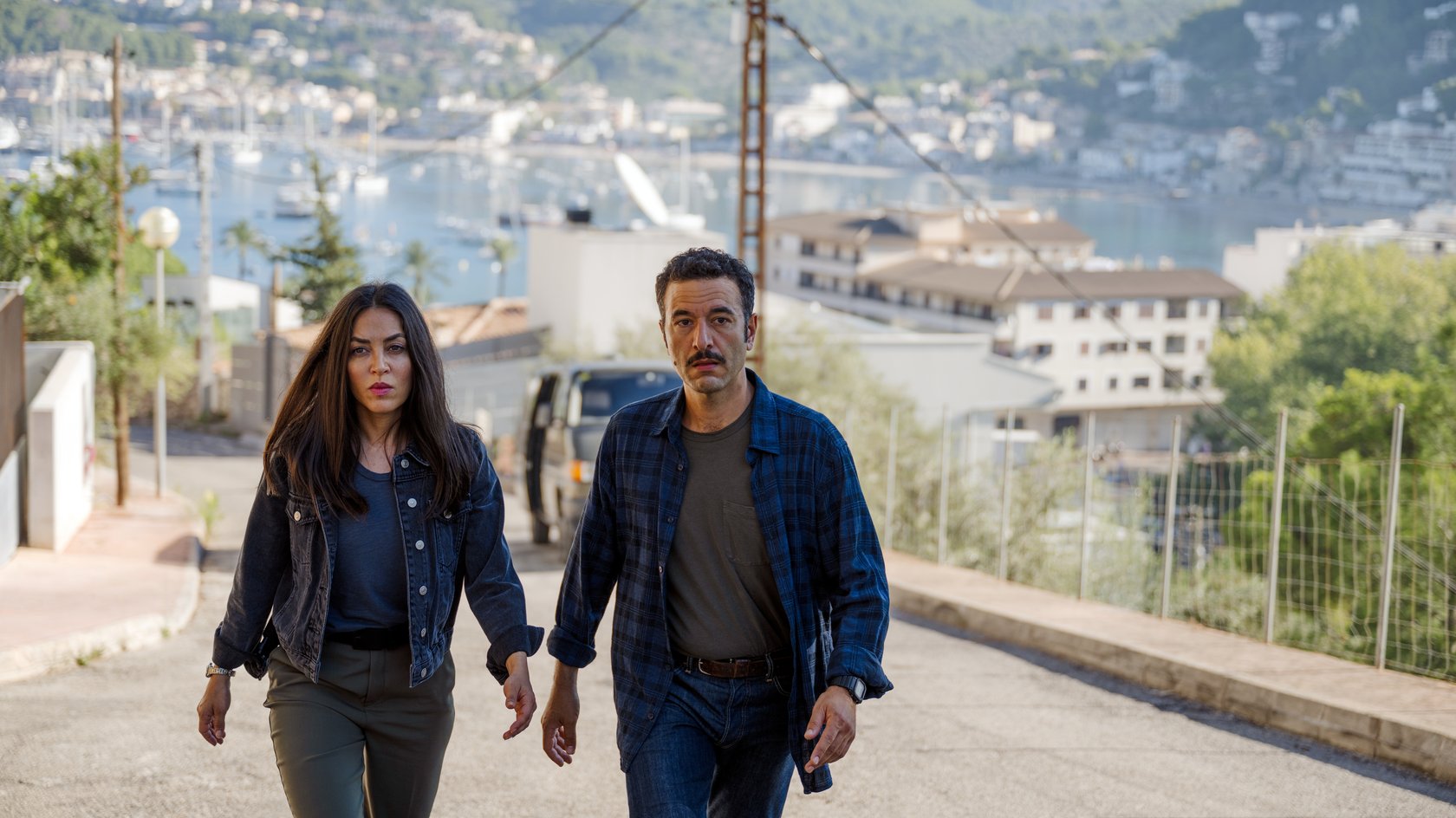 Isabell Navarro (Mona Pirzad) und Antonio Gomez (Mohamed Achour) sind auf dem Weg zu Peter Maiwald.