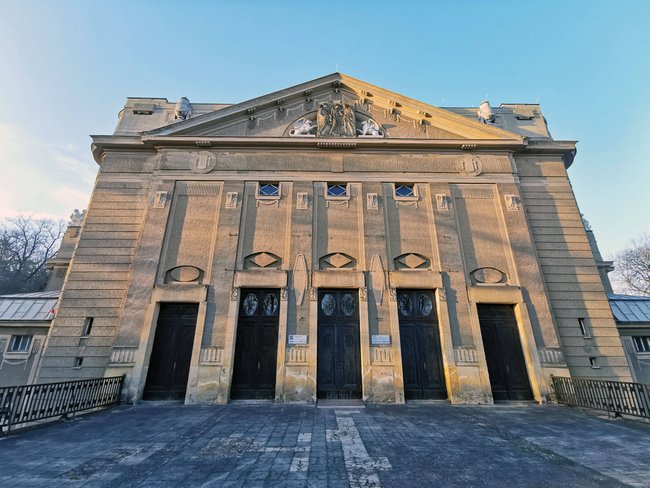 Die Südseite der Stadthalle und Haupteingang zum Großen Saal.