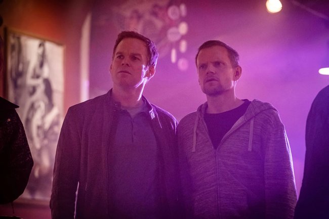 Michael C. Hall und Marc Warren in „Safe“.