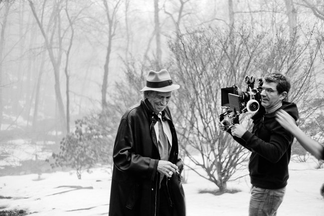 Die Rocklegende hinter den Kulissen von „Keith Richards: Under The Influence“.