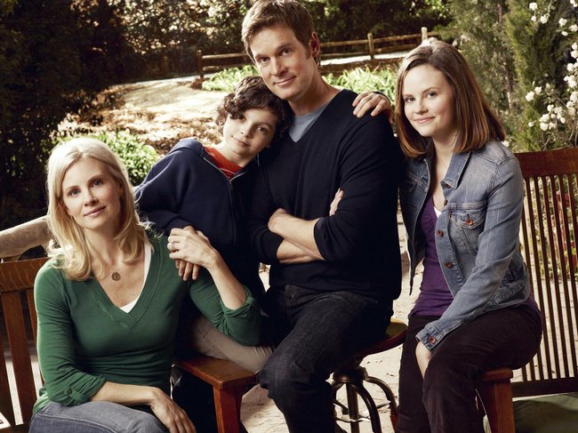 Kristina Braverman (Monica Potter) mit ihrem Ehegatten Adam (Peter Krause) und ihren Kindern Max (Max Burkholder) und Haddie (Sarah Ramos).