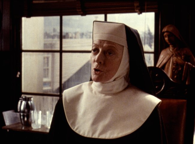 Die Mutter Oberin (Maggie Smith) hat mit dem Neuankömmling alle Hände voll zu tun.