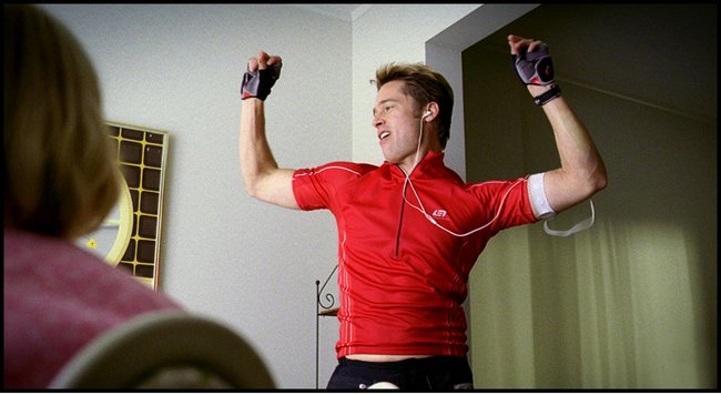 Brad Pitt als schräger Fitnesstrainer in „Burn After Reading“.