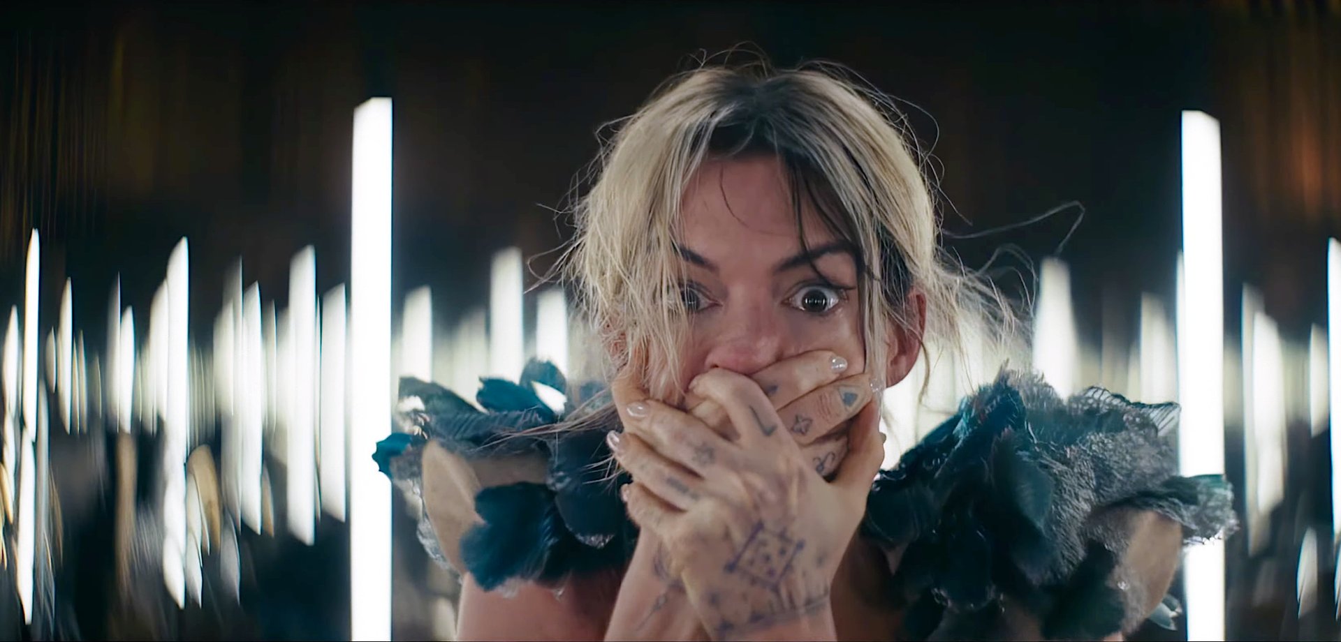 „Ein höllisch abgefahrener Ritt“: Anne Hathaway steigt in stylischem Horror-Trailer in den Psycho-Abgrund hinab