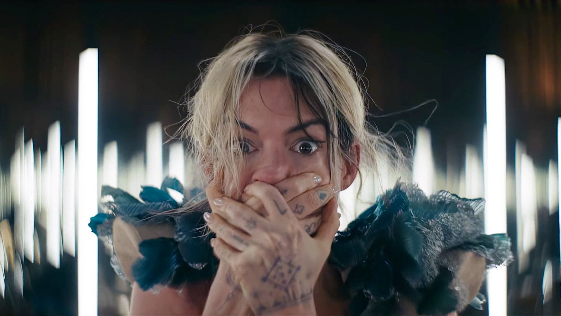 -Vielleicht-tr-gt-der-Teufel-wirklich-Prada-Anne-Hathaway-steigt-im-ersten-Trailer-in-den-Psycho-Abgrund-hinab