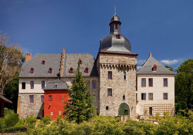 Auch das Schloss Liedberg im niederrheinischen Korschenbroich hat in „Perfekt Verpasst“ seinen Auftritt.