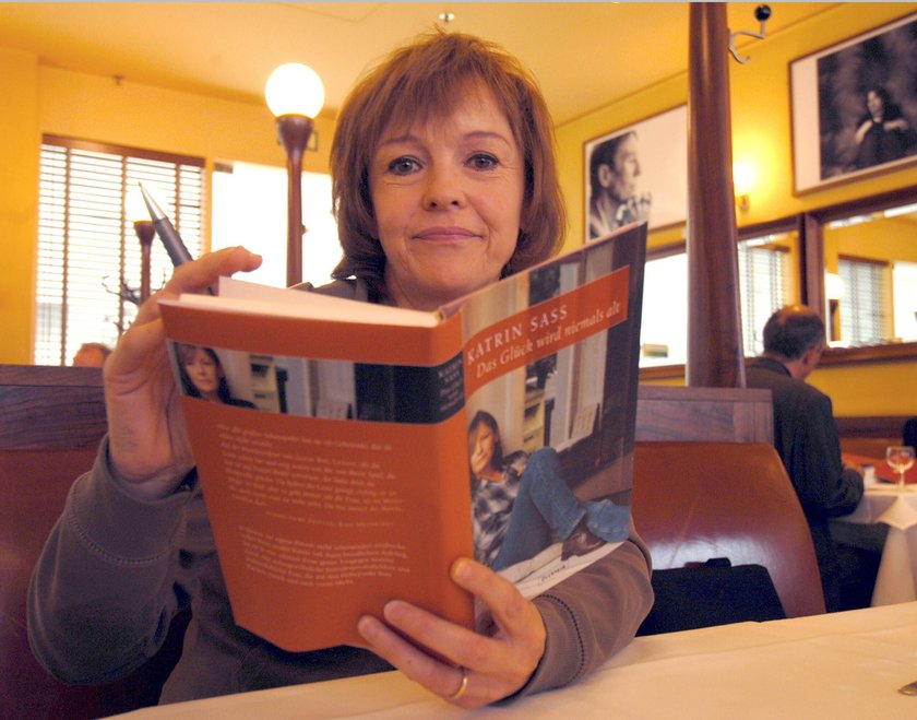Katrin Sass am Tisch mit ihrem eigenen Buch