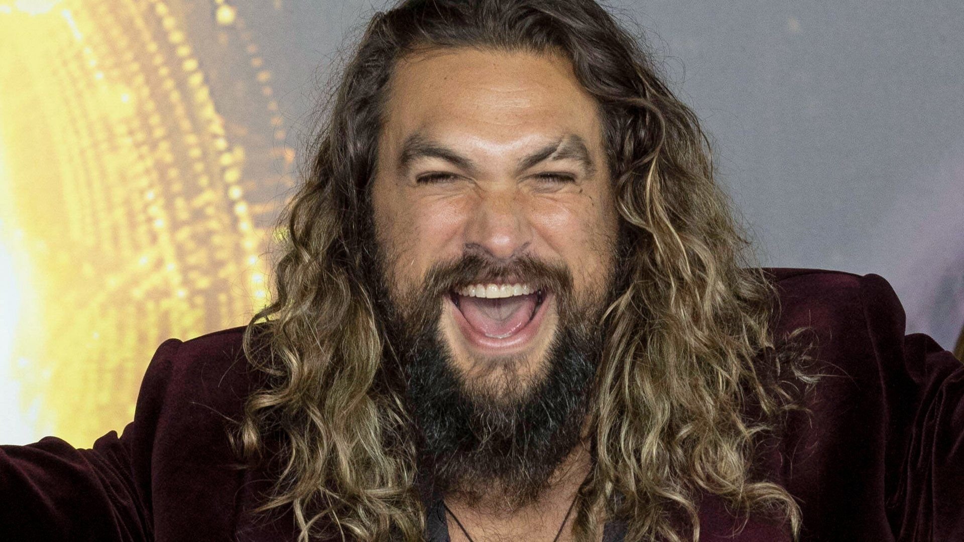 Davon-hat-Jason-Momoa-Jahrzehnte-lang-getr-umt-Jetzt-zeigt-er-sich-im-neuen-Trailer-zum-Sci-Fi-Action-Highlight-so-cool-wie-nie-zuvor