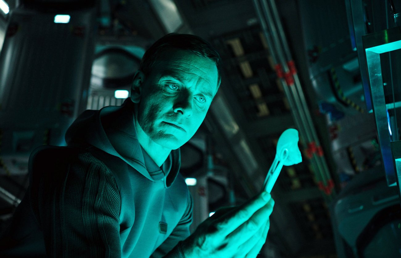 ALIEN: COVENANT, Michael Fassbender, 2017. TM and copyright Twentieth Century Fox Film Corporation. All rights reserved./ Courtesy Everett Collection ACHTUNG AUFNAHMEDATUM GESCHÄTZT PUBLICATIONxINxGERxSUIxAUTxONLY Copyright: x20thCentFox/CourtesyxEverettxCollectionx MCDALCO EC027