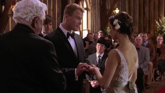 Lou (Michelle Morgan) und Peter (Gabriel Hogan) treten in der Millarville Christ Church vor den Traualtar.