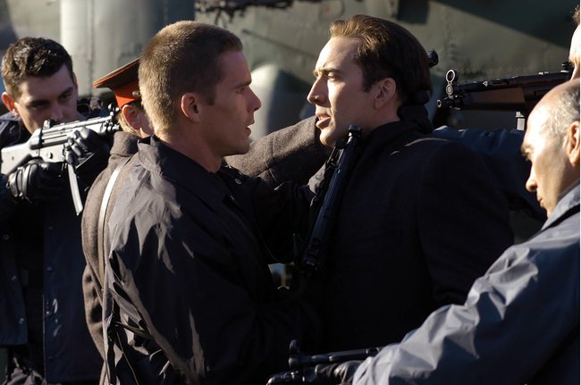 Ethan Hawke und Nicolas Cage stehen sich in „Lord of War“ gegenüber.
