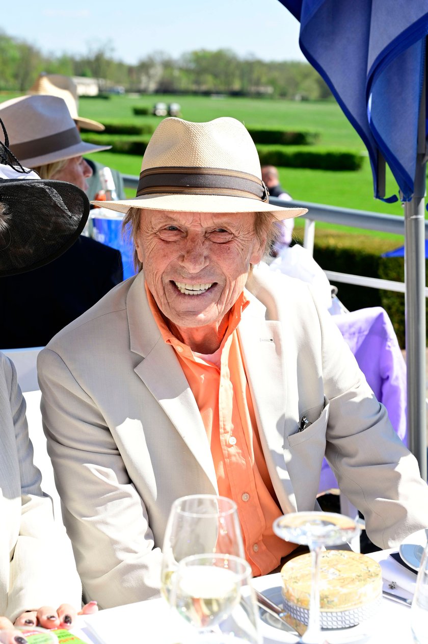 Claus Theo Gärtner bei der großen Saisoneröffnung 2025 auf der Rennbahn Hoppegarten.