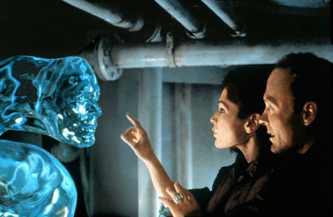 Mary Elizabeth Mastrantonio & Ed Harris Characters: Lindsey Brigman & Virgil Bud Brigman Film: The Abyss 1989 Director: James Cameron