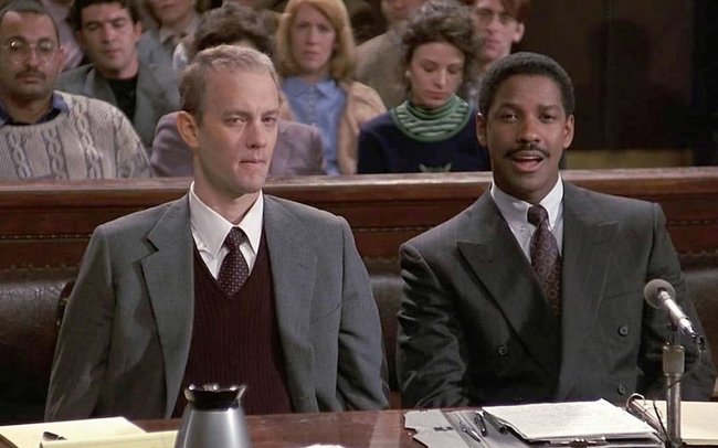 Andrew Beckett (Tom Hanks) und Joe Miller (Denzel Washington) vor Gericht.