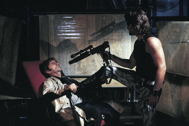 Snake Plissken (Kurt Russell) scheut sich nicht vor Waffengewalt.