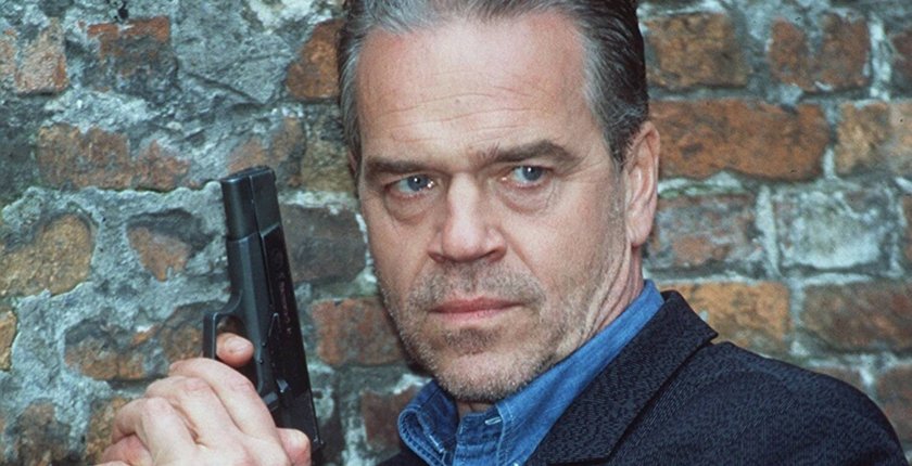 Bildnummer: 56879199  Datum: 01.03.1999  Copyright: imago/teutopress
 Wolffs Revier (SAT.1) - Jürgen Heinrich - 03/99 her Mann TV Fernsehen Serie Schauspiel Szene Filmszene stehend draußen haltend Waffe Pistole weißhaarig kurzhaarig leger Hemd Jackett neutral halb hoch People Shooting x0x xsk 1999 hoch 

 56879199 Date 01 03 1999 Copyright Imago  Wolff Area SAT 1 Jürgen Heinrich 03 99 her Man TV Television Series Acting Scene Filmmaking standing outside holding Weapon Pistol weißhaarig short casual Shirt Jacket neutral half vertical Celebrities Shooting x0x xSK 1999 vertical