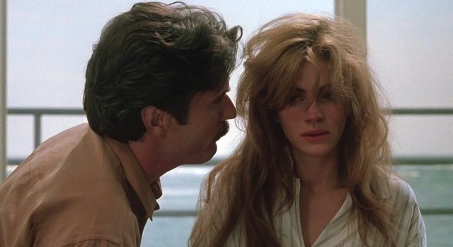 Laura (Julia Roberts) hat unter Martin (Patrick Bergin) zu leiden. Laura (Julia Roberts) hat unter Martin (Patrick Bergin) zu leiden.