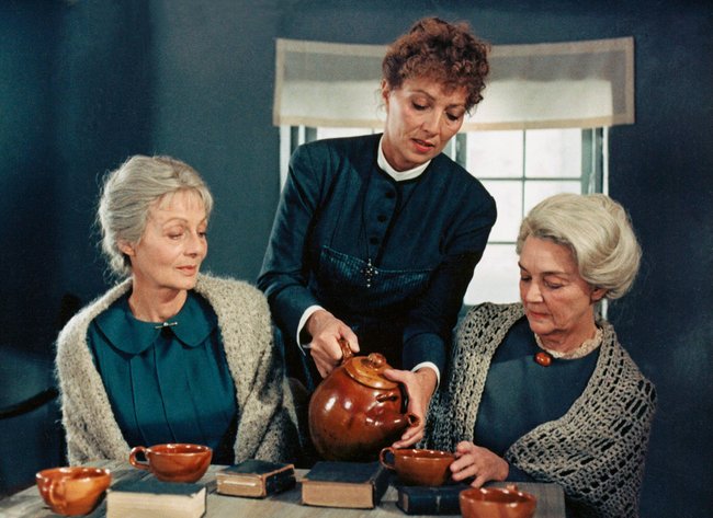 Babette (Stéphane Audran) mit Martina (Birgitte Federspiel) und Philippa (Bodil Kjer).