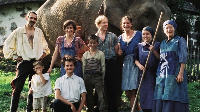 Die außergewöhnliche Truppe um Lukas (Simon Schwarz).