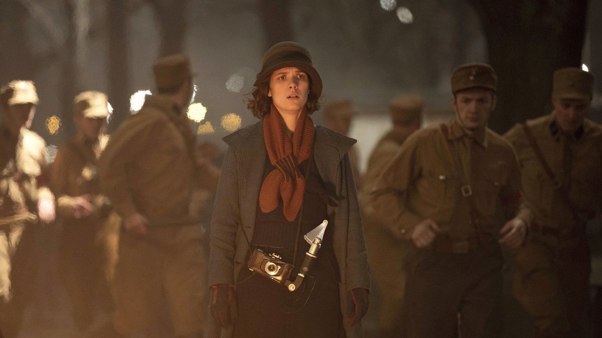 Mit dieser weinroten Bluse von Bonprix holt ihr euch die „Babylon Berlin“-Ästhetik in den Alltag