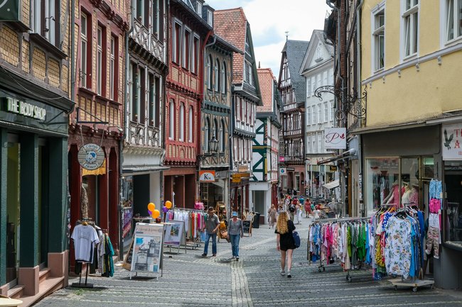 Die idyllische Altstadt von Marburg ist in „Perfekt Verpasst“ immer wieder zu sehen.