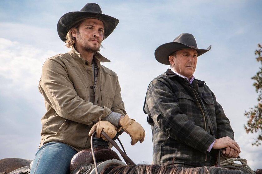 YELLOWSTONE, from left: Luke Grimes, Kevin Costner, The Reek of Desperation , Season 2, ep. 203, aired July 10, 2019. photo: Emerson Miller / Paramount Network / courtesy Everett Collection For usage credit please use ACHTUNG AUFNAHMEDATUM GESCHÄTZT PUBLICATIONxINxGERxSUIxAUTxONLY Copyright: xParamountxTelevision/CourtesyxEverettxCollectionx TCDYELL PT005