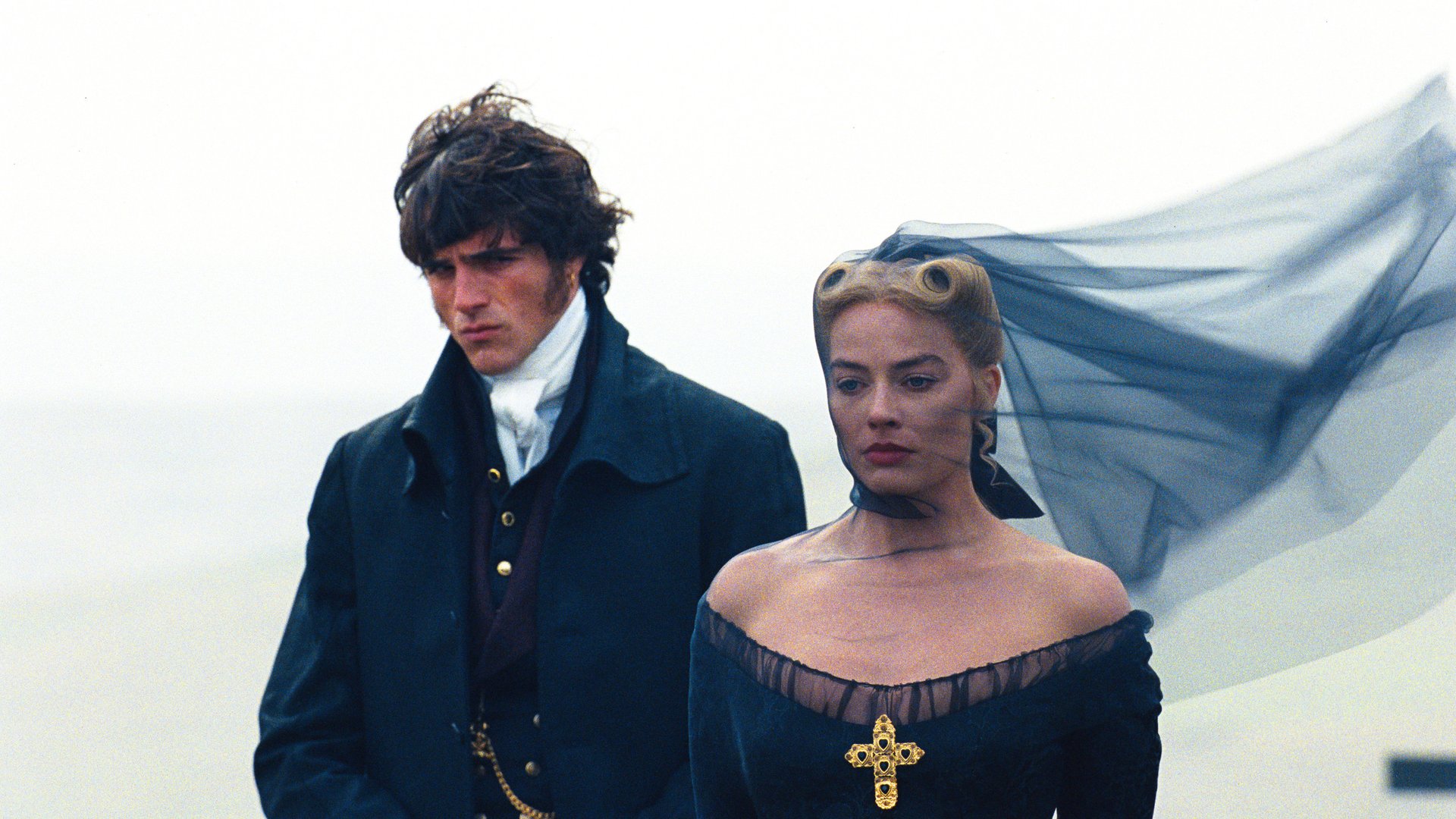 „Unglaublich heiß“: Dieser extrem gefeierte Film mit einem Bond-Favoriten ist starke Konkurrenz für Netflix' „Bridgerton“