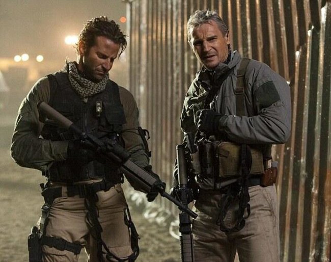 Col. John ‘Hannibal’ Smith (Liam Neeson) und Lt. Templeton ‘Faceman’ Peck (Bradley Cooper) bei der Lagebesprechung.