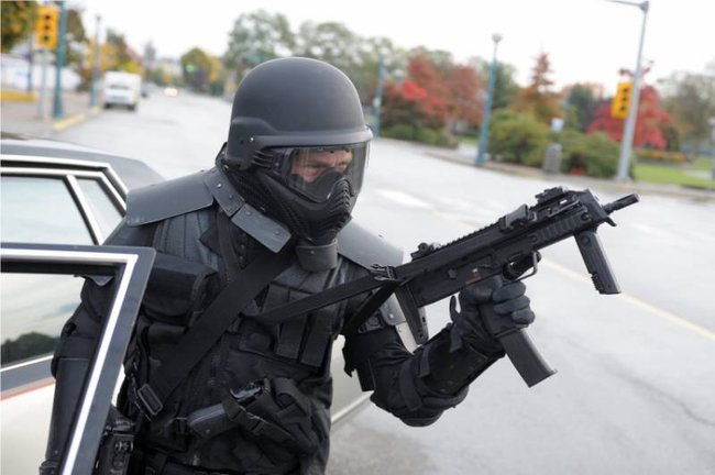 Bill Williamson (Brendan Fletcher) läuft in seinem Kampfanzug Amok.