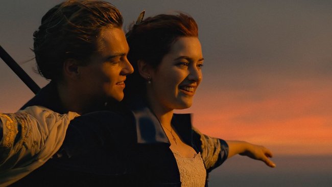 Jack (Leonardo DiCaprio) und Rose (Kate Winslet) auf der Reling der Titanic.