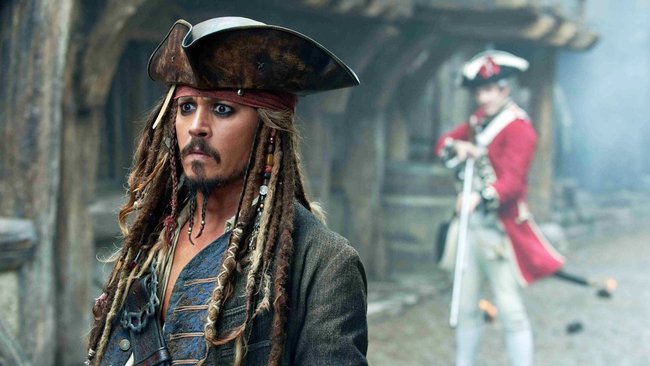 Captain Jack Sparrow (Johnny Depp) begibt sich von einer Gefahrensituation in die Nächste