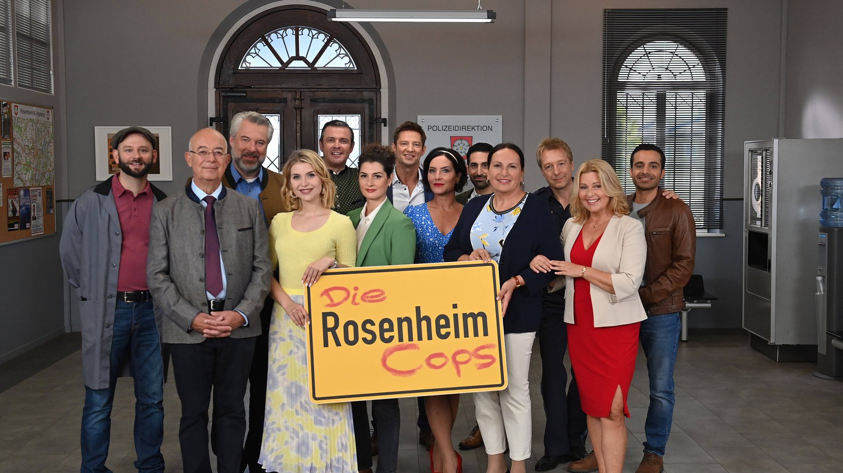 Bilder des Jahres 2023, Entertainment 10 Oktober Entertainment Themen der Woche KW41 Entertaintment Bilder des Tages v.li:Steffen Wolf Rolle: Hausmeister Hannes Winkler, Alexander Duda Rolle: Polizeidirektor Gert Achtziger, Dieter Fischer Rolle: Kommissar Anton Stadler, Sarah Thonig Rolle: Verwaltungsbeamtin Christin Lange,Christian K. Schaeffer Rolle: Wirt Jo Casper, Anastasia Papadopoulou Rolle: Rechtsmedizinerin Elena Dimos,Igor Jeftic Rolle: Kommissar Sven Hansen,Maris BURGER Rolle: Sekretaerin Miriam Stockl,Paul Brusa Rolle: Controller Daniel Donato, Ursula Maria Burkhart Rolle: Verwaltungsbeamtin Marianne Grasegger,Max MuellerRolle: Polizist Michi Mohr,Karin Thaler Rolle: Hofer-Hofbesitzerin Marie Hofer,Baran Hevi Rolle: Kommissar Kilian Kaya, Rosenheim Cops,Pressetermin am 14.10.2023 *** f l Steffen Wolf role janitor Han