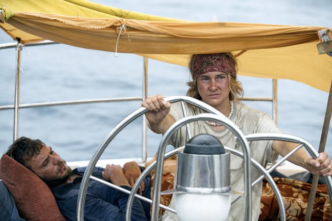 Tami (Shailene Woodley) und Richard (Sam Claflin) segeln über den Pazifik.
