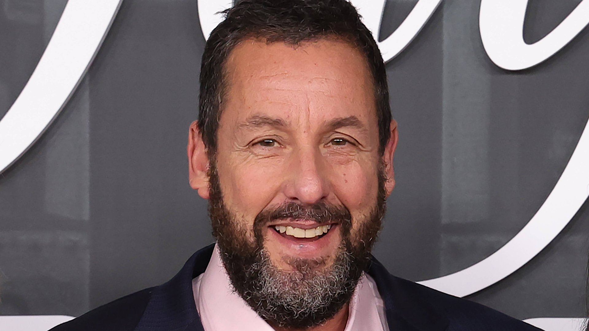 Vor-35-Jahren-So-anders-sah-Adam-Sandler-bei-seinem-Karrierestart-aus