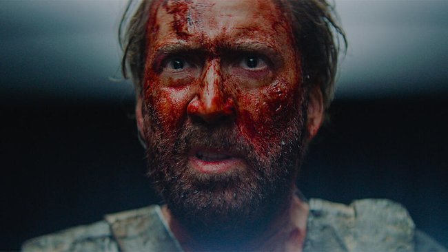 Nicolas Cage mit blutverschmiertem Gesicht.