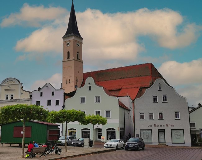 Marktplatz und Kirche in Frontenhausen.