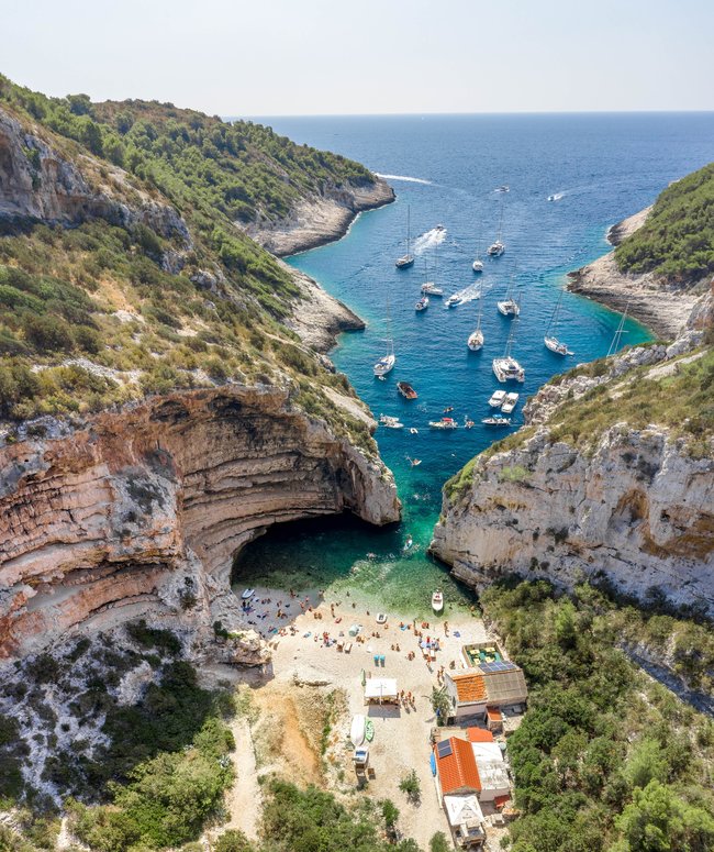 Strand Stiniva auf der kroatischen Insel Vis.