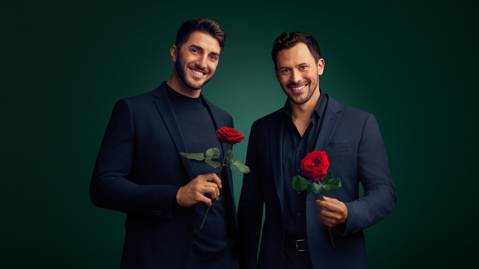 Dennis (l.) und Sebastian (r.) suchen als „Bachelors 2024" nach der großen Liebe.