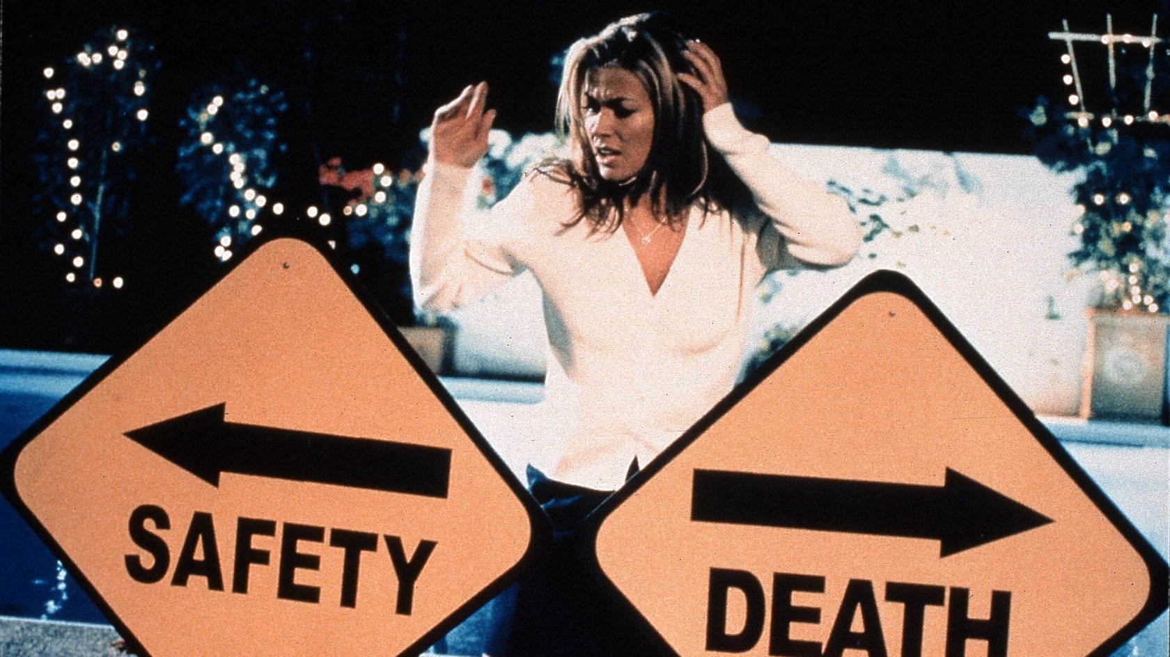 Für welchen Weg entscheidet sich Carmen Electra wohl?