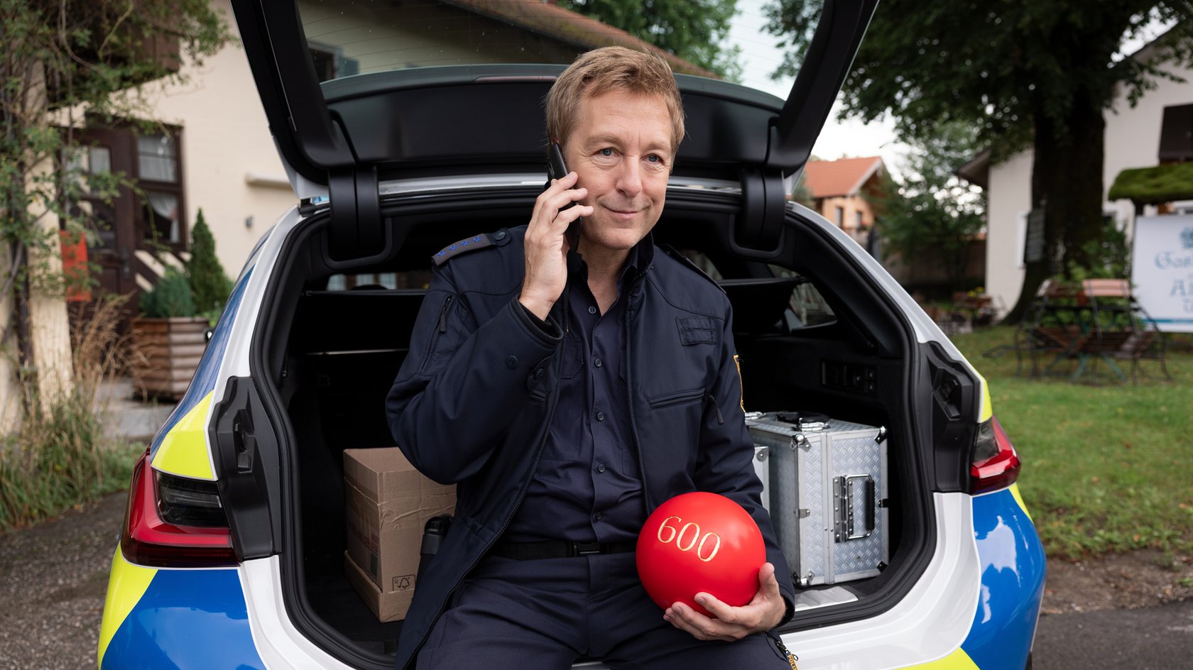 Michi Mohr (Max Müller) hält eine besondere Kugel in der Hand Michi Mohr (Max Müller) hält eine besondere Kugel in der Hand
