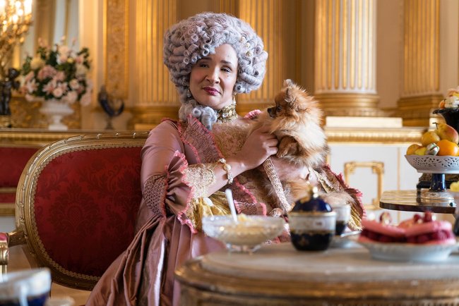 Königin Charlotte (Golda Rosheuvel) mit Hund.
