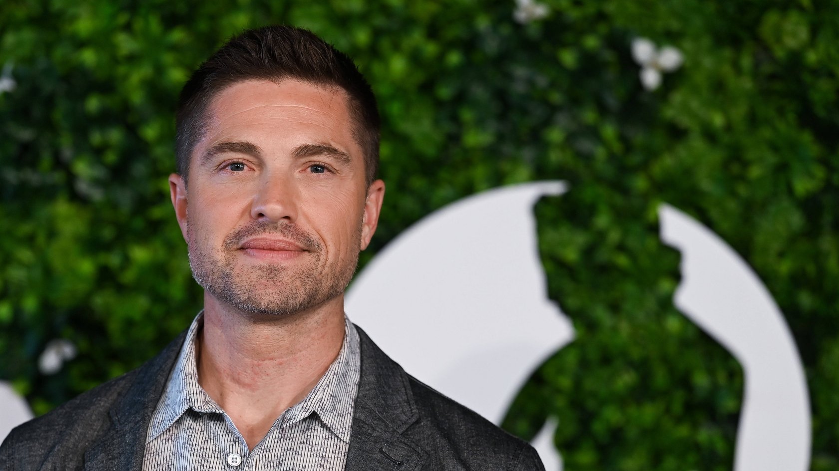 Eric Winter verkörpert in „The Rookie: Feds“ den Cop Tim Bradford.