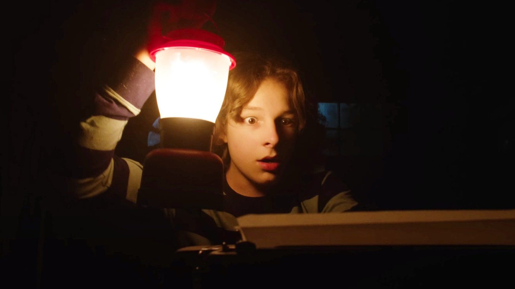 Mel Gibson jagt eine böse Macht im Trailer zum Gruselspaß im Stil von „Goonies“ & „Stranger Things“