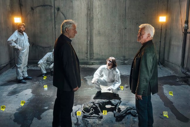 ARD/BR TATORT: UNVERGÄNGLICH  TEIL 1, am Sonntag (05.04.26) um 20:15 Uhr im ERSTEN.
Von links: Kriminalhauptkommissar Franz Leitmayr (Udo Wachtveitl), Rechtsmedizinerin Dr. Roswitha Schwarz-Fischer (Eva Karl-Faltermeier) und Kriminalhauptkommissar Ivo Batic (Miroslav Nemec) am Tatort mit der verkohlten Leiche im Lüftungsschacht unter dem St. Quirin Platz.
© BR/NEUESUPER GmbH/Hendrik Heiden, honorarfrei - Verwendung gemäß der AGB im engen inhaltlichen, redaktionellen Zusammenhang mit genannter WDR-Sendung und bei Nennung "Bild: BR/NEUESUPER GmbH/Hendrik Heiden" (S2). BR/Bildmanagement, Tel: 089/5900-33133, Fax: -10585, Bildmanagement@br.de, www.br-foto.de