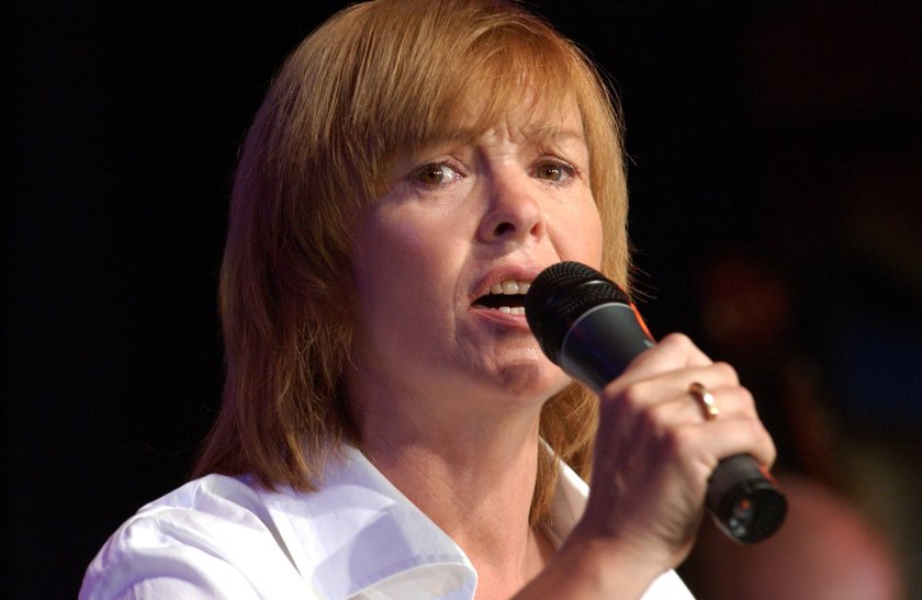 Katrin Sass bei einem Gesangsauftritt 2005 in der Bar jeder Vernunft in Berlin