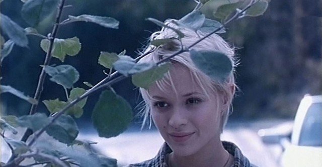 Ina (Mavie Hörbiger) hält Ausschau nach einem neuen Opfer.