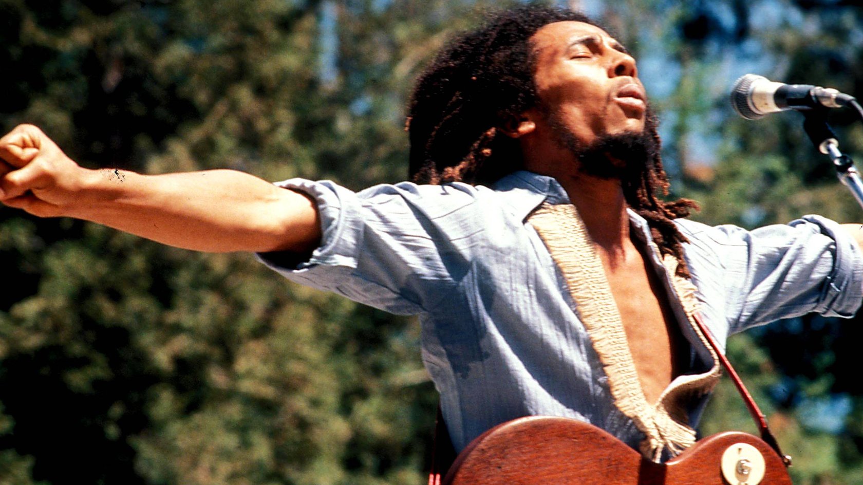 Reggae-Ikone Bob Marley bei einem Auftritt.